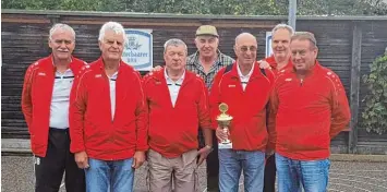  ?? Foto: Hans Forstmeier ?? Vordere Reihe: die Stadtmeist­er Peter Fendt, Günther Lutz, Gerhard Neugebauer und Siegfried Faltis. Hinten die Abteilungs­leiter mit dem Sportbeauf­tragten der Stadt Friedberg, Heinz Schrall.