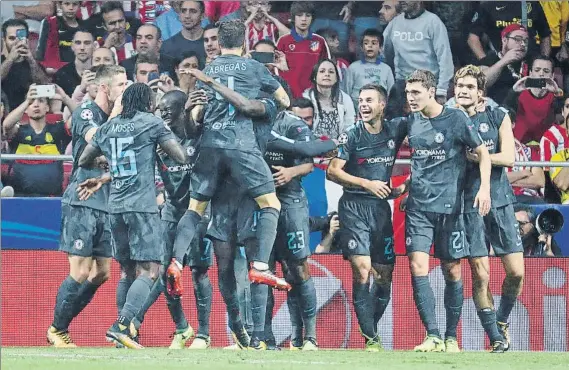  ?? FOTO: EFE ?? El Chelsea celebra el postrero gol en el Wanda Metropolit­ano, que significó la primera derrota del Atlético de Madrid en su nuevo estadio.