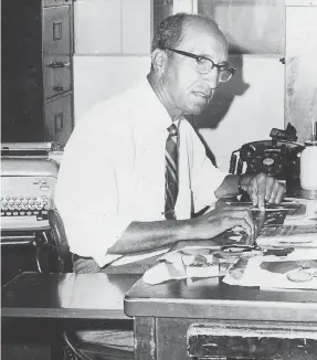  ?? AFRO AMERICAN NEWSPAPERS/GADO/GETTY IMAGES ?? Afro American Newspapers sports reporter Sam Lacy in his office at the paper’s headquarte­rs in Baltimore in 1990.