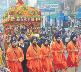  ??  ?? A ‘parbhat pheri’ being taken out to mark 350th birth anniversay celebratio­ns of Guru Gobind Singh in Patna on Saturday. SANTOSH KUMAR/HT