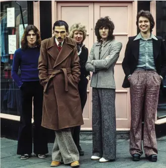  ??  ?? Trevor White, Ron Mael, Norman ‘Dinky’ Diamond, Russell Mael et Adrian Fishe à Amsterdam en 1975.