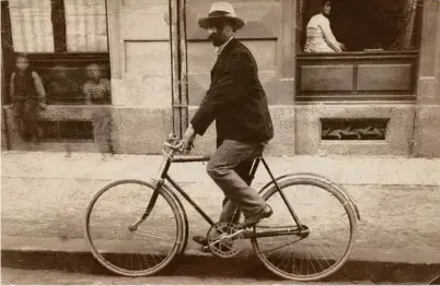  ?? (SLATKINE) (SLATKINE) ?? Au coeur de la Vieille-Ville, la librairie de la rue des Chaudronni­ers accueille dans les années 1930 les amateurs de littératur­e russe. Mendel Slatkine à Zurich en 1905, première étape suisse avant Genève. L’homme d’affaires a alors 30 ans.