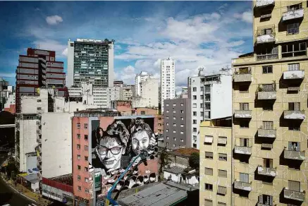  ??  ?? Visão panorâmica da fachada do prédio na avenida 9 de Julho que está sendo desenhada pelo grafiteiro EDMX