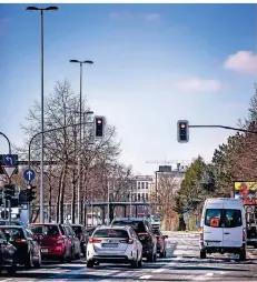  ?? RP-FOTO: ANNE ORTHEN ?? Hinter dieser Ampel auf der Werstener Straße beginnt bislang die Umweltspur. Jetzt wird sie zur Pförtneram­pel.