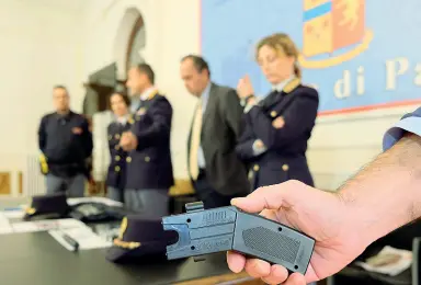  ??  ?? II taser La questura di Padova ha raccontato il primo arresto effettuato con il taser, senza però bisogno di attivare la scarica elettrica contro il malvivente