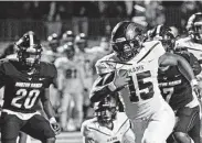  ?? Craig Moseley / Staff photograph­er ?? Julius Loughridge (15) of Mayde Creek scored two touchdowns in the win over the Mavericks.