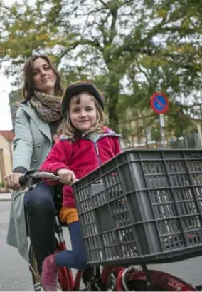  ?? FOTO DIRK KERSTENS ?? Marie op de fiets met haar dochtertje Stella.