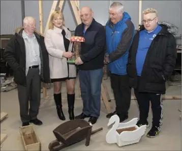  ??  ?? Liadh Ní Riada MEP on a visit to the Wexford Men’s Shed in Redmond Park, with (from left), Brendan Tormey, Declan O’Neill, Cllr Johnny Mythen and William O’Brien.