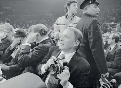  ??  ?? UNFORGETTA­BLE: Ringside is awash with celebritie­s transfixed on Frazier and Ali