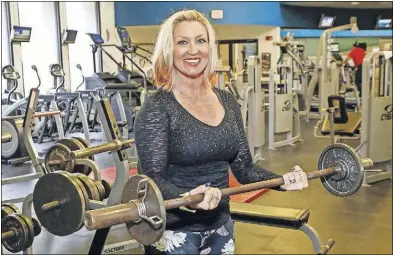  ?? PIERRE DUCHARME/THE LEDGER ?? Marlo Alleva demonstrat­es a close grip pulsing biceps curl.