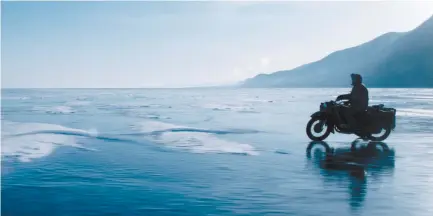  ?? AXIA FILMS ?? Librement inspiré par la vie de l’écrivain Sylvain Tesson, le film Dans les forêts de Sibérie suit le protagonis­te, rebaptisé Teddy, qui plaque tout pour s’installer sur les rives gelées du lac Baïkal.