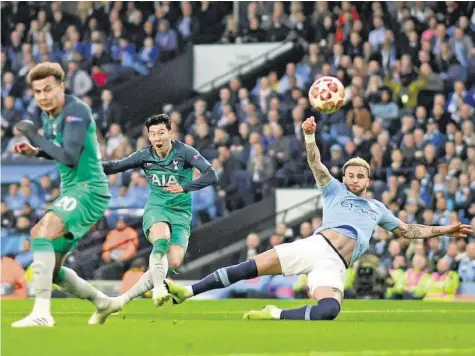  ?? GETTY ?? Tottenhams Heung-Min Son (M.) trug mit zwei Treffern zum Torfestiva­l gegen Manchester City bei.