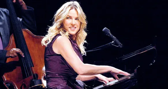  ??  ?? Diva Qui accanto Diana Krall, 51 anni, in concerto. Pianista e jazzsinger di origini canadesi, vincitrice di cinque Grammy Award nonché moglie di Elvis Costello, sarà lei a inaugurare stasera il festival di Castellazz­o di Bollate (Mi)