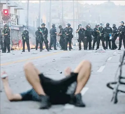  ?? RINGO H.W. CHIU / AP ?? Abatidos. La comunidad hispana de Los Ángeles se ha movilizado estos días contra la violencia racial y policial, y se ha encontrado con una dura respuesta de las fuerzas del orden