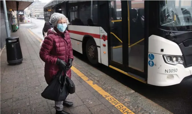  ?? FOTO: KJARTAN BJELLAND ?? Mette Langaard tar buss med eget munnbind i Kristiansa­nd.