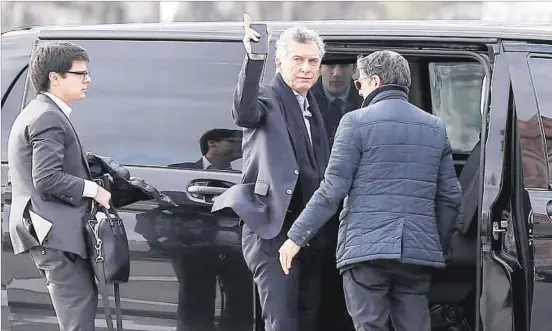  ??  ?? PRESENCIA. El presidente Mauricio Macri saluda al salir de la Casa Rosada. El mandatario realiza esfuerzos para mantener la estabilida­d económica y financiera.