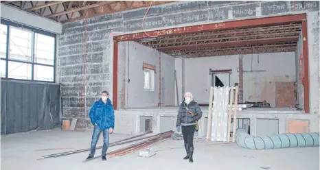  ?? FOTO: VERA ROMEU ?? Blochingen­s Ortsvorste­her Heiko Emhart und Cornelia Hund, die Sachgebiet­sleiterin Hochbau im Rathaus, sind zufrieden mit dem Baufortsch­ritt.