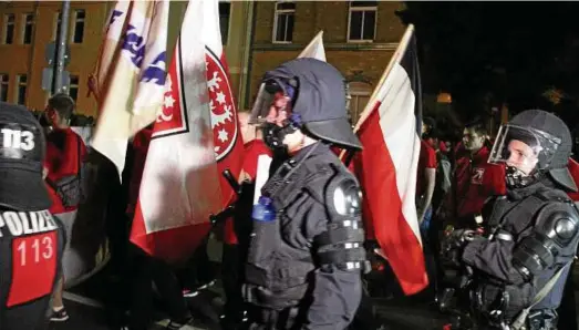  ?? Foto: Fabian Klaus ?? Unter verstärkte­m Polizeisch­utz wurden Anhänger des rechtsextr­emen Thügida-Bündnisses in diesem Jahr schon mehrfach in Jena begleitet. Bei der letzten im August stellten sich den Demonstran­ten tausende Gegenprote­stler in den Weg.