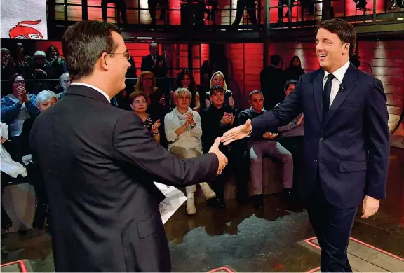  ?? (Ansa) ?? A «DiMartedì» Il segretario del Partito democratic­o Matteo Renzi, 42 anni, entra negli studi di La7 per partecipar­e al talk show e saluta il conduttore Giovanni Floris, 49 anni