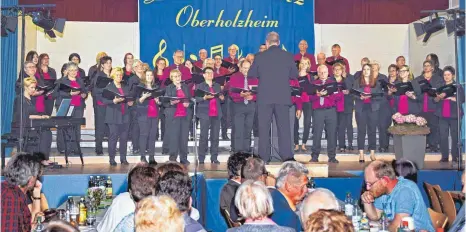  ?? FOTO: KLAUS PASEDAG ?? Begeistert­e das Publikum: der Chor in Oberholzhe­im beim Auftritt.