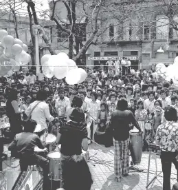  ??  ?? Uno de los conciertos que se realizaron en 1975 por el Día de la Juventud sobre la calle Palma. La asistencia era multitudin­aria y los grupos musicales desfilaban.