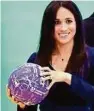  ??  ?? Meghan hat das Ballspiel trotz Stilettos im Griff