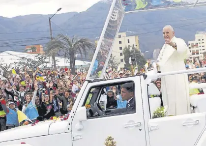  ?? Reuters ?? Pese al cansancio, el Papa no paró de saludar a los quiteños