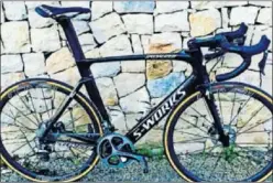  ??  ?? BOONEN. El belga presentó su nueva bicicleta para 2017, con discos.