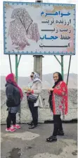  ?? FOTO: FUCHSLOCH ?? „Das Kopftuch ist der beste Schmuck der Frau“, steht auf dem Plakat an der Straße, die zum höchsten Berg des Iran, dem Damavand (5604 Meter), führt.