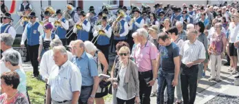  ??  ?? Groß war die Zahl der Gläubigen bei der Prozession in Westerheim, die wieder zu vier Altären führte.