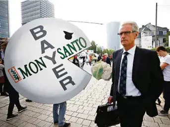  ?? (WOLFGANG RATTAY/REUTERS) ?? Depuis le rachat annoncé du décrié groupe américain Monsanto, Bayer est sous le feu des critiques, notamment de la part des ONG et de l’opinion publique, comme ici lors de son assemblée générale le 25 mai dernier à Bonn.