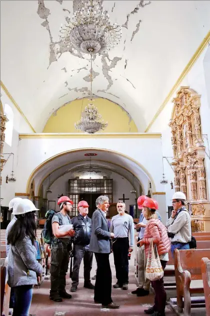  ??  ?? Los expertos fanceses Pierre-Antoine Gatier, Maxime Pottier, Christine Mouterde y la embajadora Anne Grillo, junto con personal del INAH, visitaron monumentos afectados por los sismos de septiembre del años pasado ■ Foto INAH