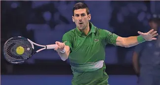  ?? ?? Impatto Un dritto del serbo Novak Djokovic, 35 anni, contro il russo Andrey Rublev alle Atp Finals di Torino