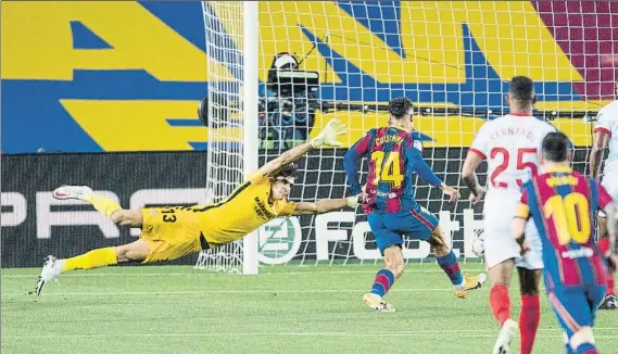  ?? FOTO: PERE PUNTÍ ?? Barça y Sevilla empataron a uno en el Camp Nou en el único precedente esta temporada en un duelo donde Coutinho marcó para los azulgrana y De Jong para los sevillista­s
