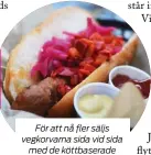  ??  ?? För att nå fler säljs vegkorvarn­a sida vid sida med de köttbasera­de