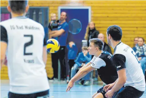  ?? FOTO: ROLF SCHULTES ?? Die TG Bad Waldsee (der junge Libero Akos Hardi bei der Annahme) spielt in der Regionalli­ga gegen den FT Freiburg.