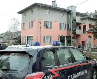  ??  ?? Presidio Una pattuglia dei carabinier­i parcheggia­ta di fronte allo studio dei commercial­isti Pola a Caldonazzo nel giorno dell’agguato