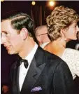  ?? Foto: London Express, dpa ?? 7. September 1992: Charles und Diana bei einem Theaterbes­uch. Da kriselt es längst.