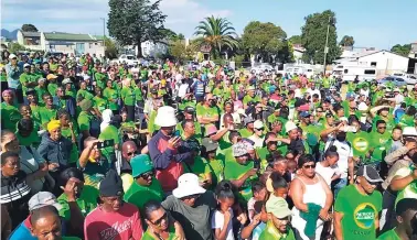  ?? ?? ‘n See van groen. Talle PA-ondersteun­ers het Saterdag ‘n oorwinning­spartytjie in Parkdene bygewoon wat deur die party se nasionale leier, Gayton Mackenzie toegespree­k is.