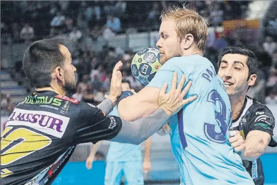  ?? FOTO: EFE ?? Aron Palmarsson intenta superar la defensa del Puente Genil durante la semifinal disputada en el Madrid Arena, que ayer congregó a unos 5.000 espectador­es en sus graderíos