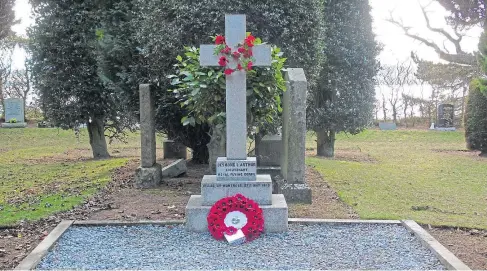  ??  ?? FLYING PIONEERS: Clockwise from main picture: Lt Desmond Arthur in his aircraft; Capt Angus Mearns; German ace Manfred von Richthofen; and Lt Arthur’s grave at Sleepyhill­ock Cemetery.