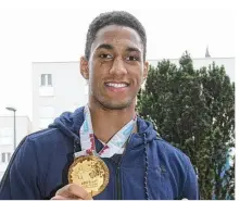  ??  ?? Deux jours après son titre mondial, Tony Yoka était passé chez lui, à Chanteloup-les-vignes, présenter sa médaille.