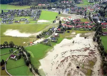  ??  ?? Auch anderswo in der Steiermark wüteten nach der Hitze heftige Stürme und Unwetter. Wie hier eine Luftaufnah­me über Oberwölz ( re.) belegt, hieß es in Teilen der grünen Mark „ Land unter“.