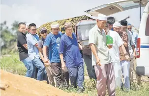  ?? — Gambar Bernama ?? DIUSUNG: Keranda Allahyarha­m Rehman diusung anggota keluarga serta rakan-rakan sebaik tiba di pekarangan Tanah Perkuburan Islam Kuala Kubu Bharu untuk dikebumika­n semalam.