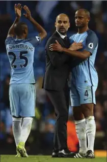  ?? DAVE THOMPSON, THE ASSOCIATED PRESS ?? Manchester City’s Fernandinh­o, left, manager Pep Guardiola and Vincent Kompany after Thursday’s draw with Manchester United.
