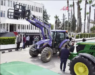  ??  ?? Famers at one point threatened to break through the Prime Ministry gates with their tractors