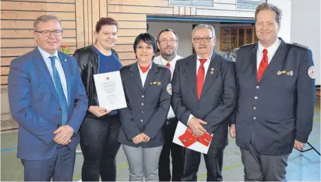  ?? FOTO: CHRISTOPH KLAWITTER ?? Jennifer Weiß (Zweite von links) und Günter Straub (Fünfter von links) werden von Rolf Vögtle (von links), Maria Erhart, Andreas Werb und Mario Rilli geehrt.