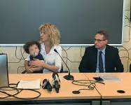  ??  ?? Ministro e mamma Barbara Lezzi con il figlio e il rettore Zara