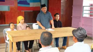  ??  ?? MENARIK: Antara adegan dalam telemovie bertajuk‘Hujan Panas di Inderasaba­h’lakonan Nad Zainal dan Izzue Islam arahan pengarah terkenal Jurey Rosli yang akan disiarkan pada 21 Februari ini.