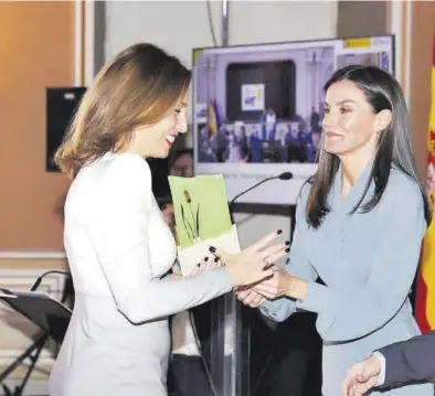  ?? AYUNTAMIEN­TO DE ZARAGOZA ?? La alcaldesa de Zaragoza, Natalia Chueca, recibió ayer un premio por la accesibili­dad de manos de la reina Letizia.